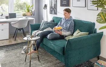 Modernes Jugendwohnzimmer mit Sofas, TV-Wand und Deko.